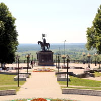 Вид на памятник святителям владимирской земли со стороны Свято-Успенского собора, Владимир