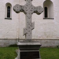 Крест на месте родовой усыпальницы князей Пожарских и Хованских в Спасо-Ефимиевском монастыре, Суздаль