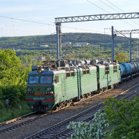Грузовой поезд на фоне пос. Верхнебаканский, май 2019 г., Верхнебаканский