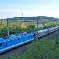 Поезд № 378 Новороссийск-Москва на фоне пос. Верхнебаканский, май 2019  г., Верхнебаканский