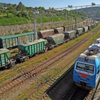 Поезд № 326 Новороссийск-Пермь прибывает на станцию Тоннельная, май 2019 г., Верхнебаканский
