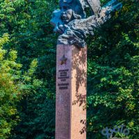 в 1988г. на улице Ленина был установлен памятник лётчице, Герою Советского Союза, Екатерине Ивановне Зеленко., Курск