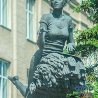 скульптурная композиция — студентка и кукуруза, Курск