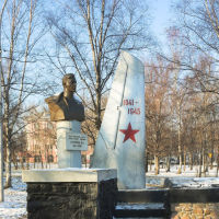 Памятник герою Советского Союза генерал-майору авиации Острякову Н.А. 1911 - 1942, Артем
