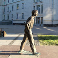 Памятник Олегу Табакову, Саратов