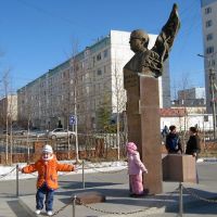 Надым, ЯНАО. Памятник В.Стрижову на одноименном бульваре, Надым