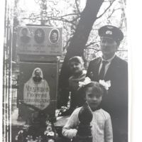 Закудряев Г А с дочками у могилы родственников 1984г, Рассказово