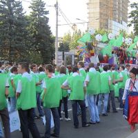 Зеленая карнавальная группа шествия в честь Дня города и Дня Шахтера, Донецк
