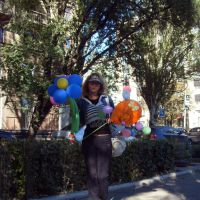 Девушка Наталья, продававшая шарики на углу проспекта Маяковского и Университетской до 2014 года, это год 2012-й, Донецк