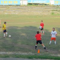 На городском стадионе, тренировка юных футболистов, Харцызск