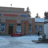 Памятник А.П.Чехову перед вокзалом ж/д станции, Харцызск