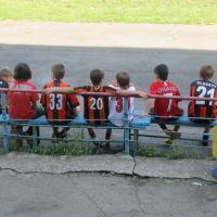 Юные футболисты на стадионе, Харцызск