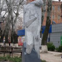 Скорбная фигура женщины, памятник чернобыльской трагедии, Харцызск