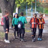 Юные футболисты после тренировки на пути домой, Харцызск