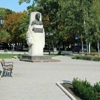Памятник  А.П.Чехову на привокзальной площади, Харцызск