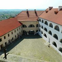 Древний замок Паланок, двор среднего замка(вид с верхнего замка), Мукачево