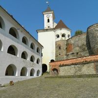 Древний замок Паланок, вид со двора среднего замка на башню с часами, Мукачево