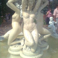 Парк в Бериславе. Фонтан с голыми "дивами" на детской площадке для малышей., Берислав