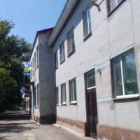 Бериславская школа № 4 расположена в старом районе города - Пойдунивке., Берислав