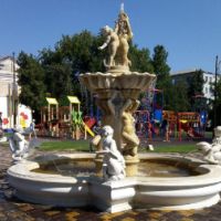 Бериславський оновлений парк з фонтанами, качелями, каруселями знаходиться на колишній Базарній площі., Берислав