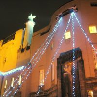 Cottbus, Jugendstil-Staatstheater mit Weihnachtsbeleuchtung (2), Котбус
