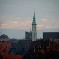 Görlitz, Blick vom Luthersteig auf den "Mönch" (Turm der Dreifaltigkeitskirche) - seit 1527 schlägt die Kichturmuhr 7 Minuten zu früh. Damals wurde die Uhr verstellt, um die zum Glockenschlag verabredeten, aufständigen Tuchmacher zu verwirren., Герлиц
