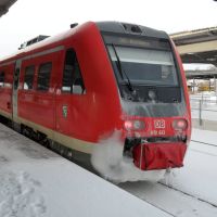 Ein IRE  Zug im winterlichen Bahnhof von Plauen, Плауэн