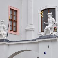 Fürstenhaus, Figuren über Haupteingang [2010], Вейссенфельс