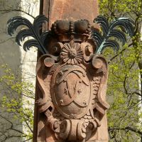 Schloss Altenburg  -  Blick auf das Wappen über Herkules am Obelisk an der Schlossauffahrt, Альтенбург