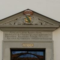 Altenburg - Blick auf das Wappen und die Inschrift am Eingang des Pfarramts der Brüderkirche, Альтенбург
