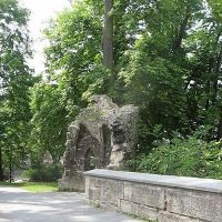 die Ruinen einer alten Burg in der englischen Park, Майнинген