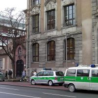 Die Polizei umzingelt das Christian-Ernst-Gymnasium, Ерланген