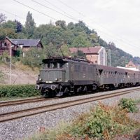 144 138 mit Nahverkehrszug nach Lichtenfels (1983) (pb), Кобург