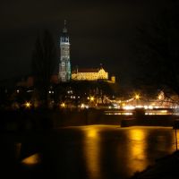 #03 Martinskirche und Burg Trausnitz bei Nacht vom Isarufer aus, Landshut, Ландсхут