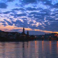 Passau è una città unica al mondo perchè si trova alla confluenza di 3 fiumi provenienti da tre diversi punti cardinali (lInn da sud, il Danubio da ovest e lIlz da nord) e che, dopo essersi incontrati, proseguono insieme in una nuova direzione., Пасау