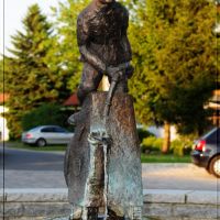 Dingolfing, Bronze Brunnen "Feuerwehrmann" in der Sossau, Дингольфинг