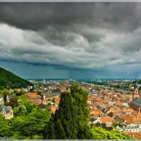 Schlossterrasse Heidelberger Schloss - Regenwolke über Heidelberg, Schauer über Mannheim (bitte vergrößern), Хейдельберг