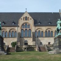 Goslar, Kaiserpfalz mit den Reiterstandbildern von Kaiser Wilhelm I und Kaiser Friedrich Barbarossa. Links im Hintergrund ist eine Kopie des Braunschweiger Löwen zu sehen., Гослар