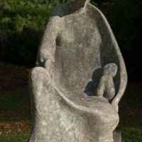 DELMENHORST: Skulptur "Mutter mit Kind" / Sculpture "Mother with child" (*1977 · Künstler/Artist: MARIANNE MANGELS [*04.05.1908 Augustenburg, †09.10.1990 Delmenhorst]) • 10-2011, Дельменхорст