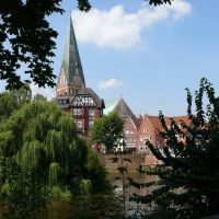 Lüneburg Ilmenau mit Johanniskirche, Лунебург