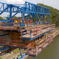 Worms: neue Rheinbrücke 7/15 - Blick in den Hohlkasten und den Freibvorbauwagen des Vortriebes von der hessischen Seite., Вормс