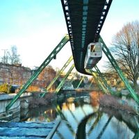 Die Schwebebahn fliegt über die Wupper-Famous Monorail of Wuppertal, Вупперталь