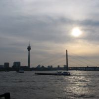 Rijnkniebrug en TVtoren, Düsseldorf, Дюссельдорф