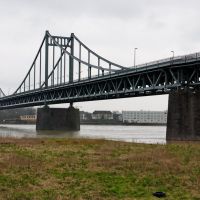 Rheinbrücke - Blick auf Krefeld-Uerdingen, Крефельд