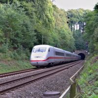 DB ICE hinter Eisenbahntunnel Aplerbecker Wald Fahrtrichtung Dortmund aus Schwerte kommend, Люденсхейд