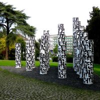 Skulptur "Lesewald" (2004, von Ferdinand Kriwet) im Hans-Jonas-Park (2008), Монхенгладбах