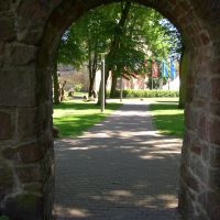 Bad Hersfeld - Blick durch die Stadtmauer auf die Stiftsruine (Ferstspielort), Бад Херсфельд