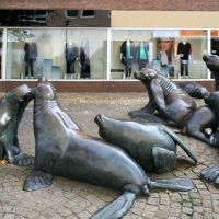 Seehundgruppe in der Fußgängerzone Bremerhaven, Бремерхафен