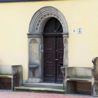 Germany_Saxony-Anhalt_Altmark_Gardelegen_renaissance door between 2 stone seats of house No.16_012_9A, Гарделеген