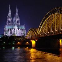 Cologne-Köln - Dom im Hintergrund der Hohenzollernbrücke bei Nacht (by night), Кельн